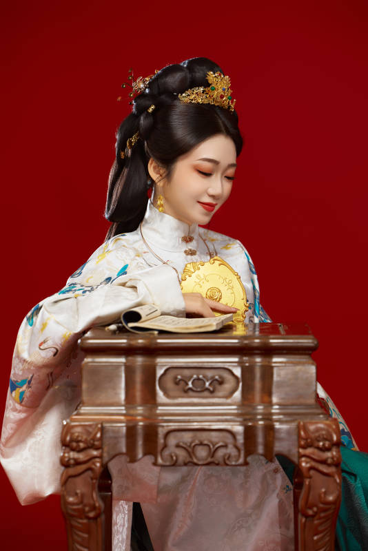 红色背景下穿着中国明朝明制汉服服饰的少女图片