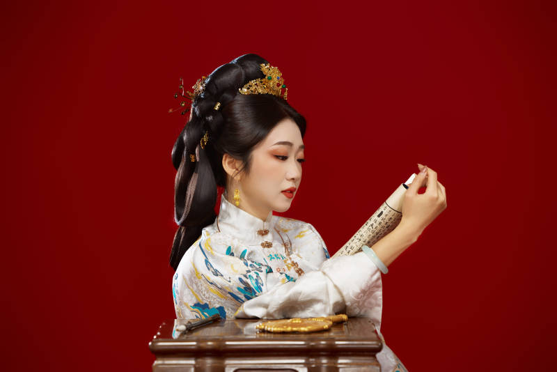 红色背景下穿着中国明朝明制汉服服饰的少女图片