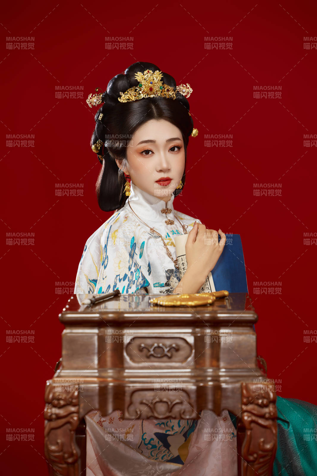 红色背景下穿着中国明朝明制汉服服饰的少女图片