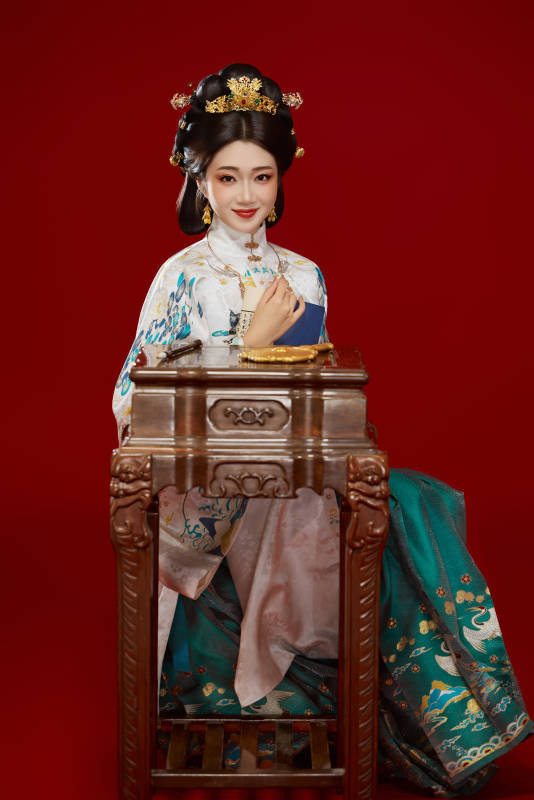 红色背景下穿着中国明朝明制汉服服饰的少女图片
