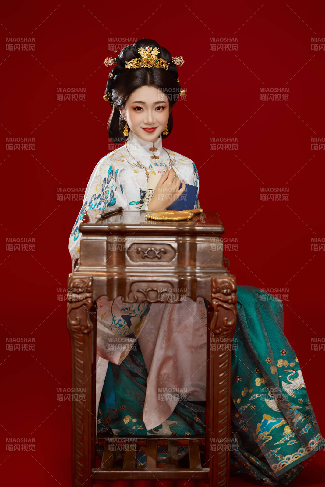 红色背景下穿着中国明朝明制汉服服饰的少女图片