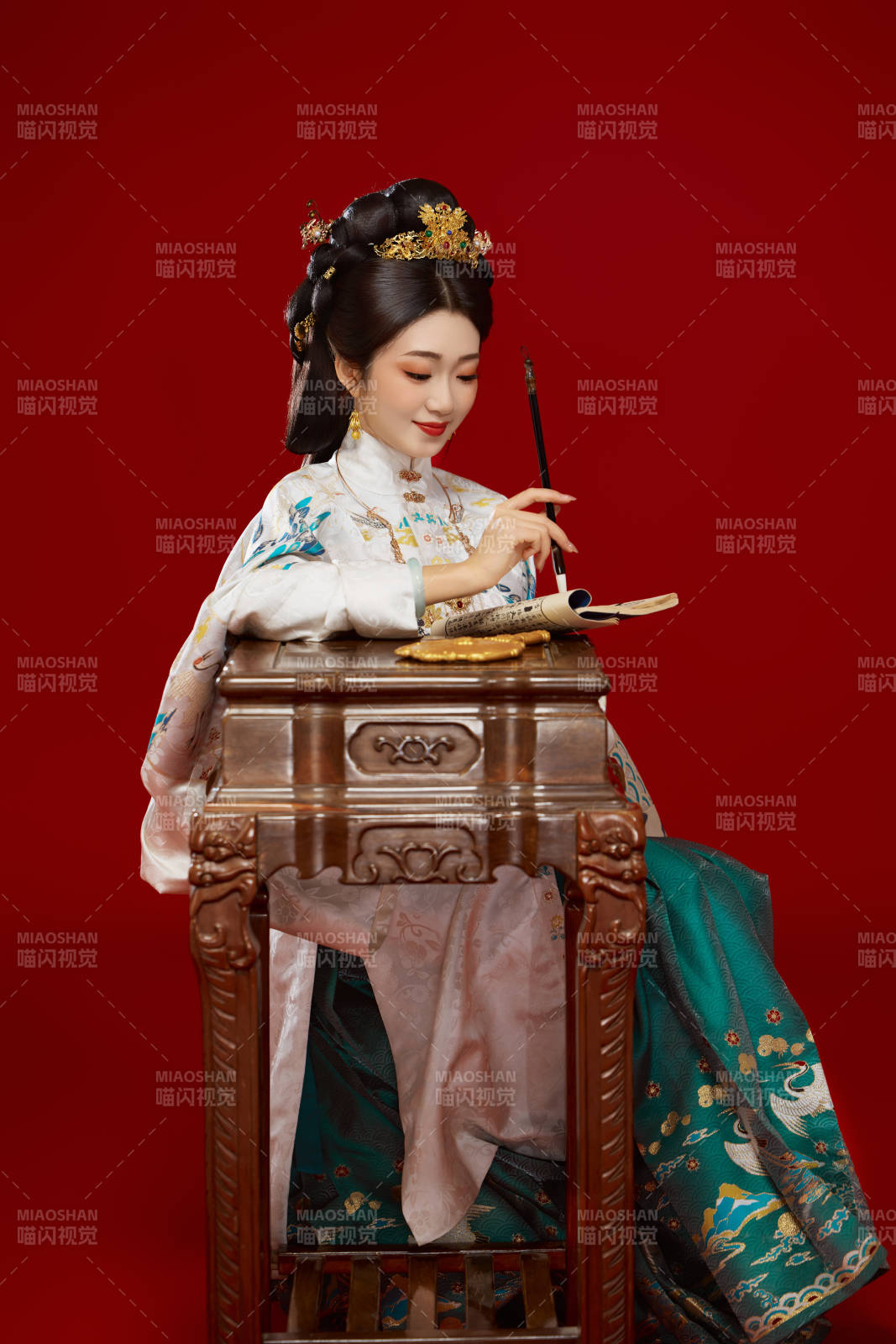 红色背景下穿着中国明朝明制汉服服饰的少女图片