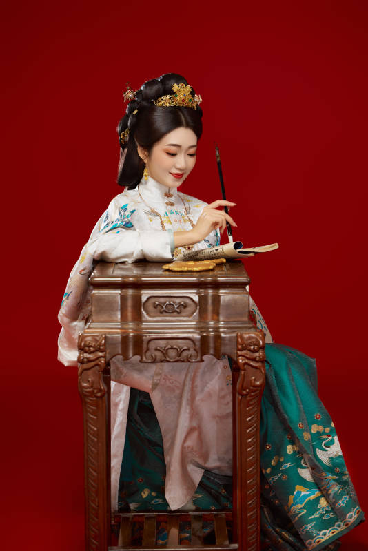 红色背景下穿着中国明朝明制汉服服饰的少女图片