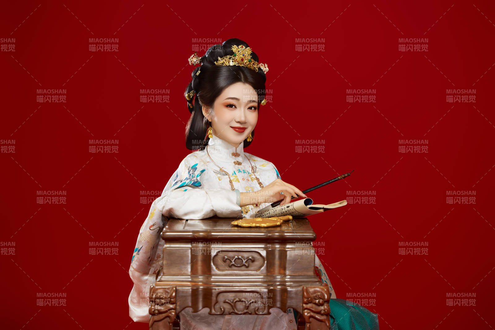 红色背景下穿着中国明朝明制汉服服饰的少女图片