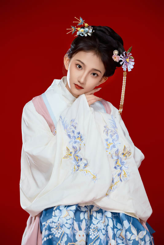 红色背景下穿着中国明朝明制汉服服饰的少女图片