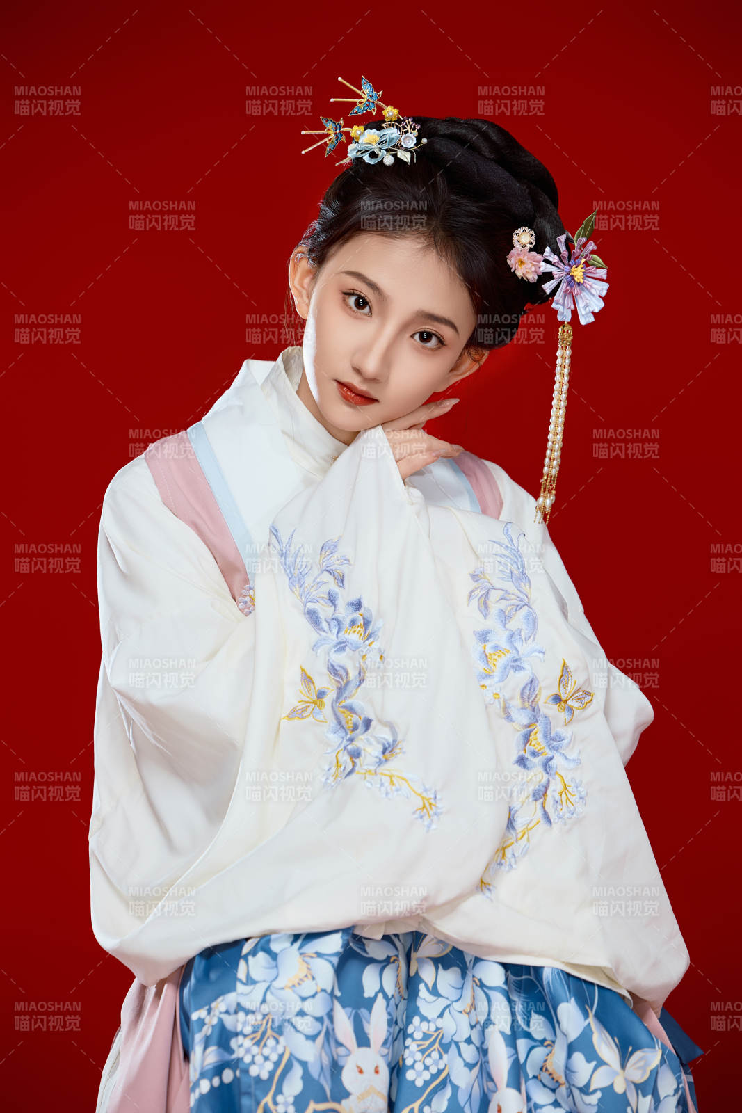 红色背景下穿着中国明朝明制汉服服饰的少女图片
