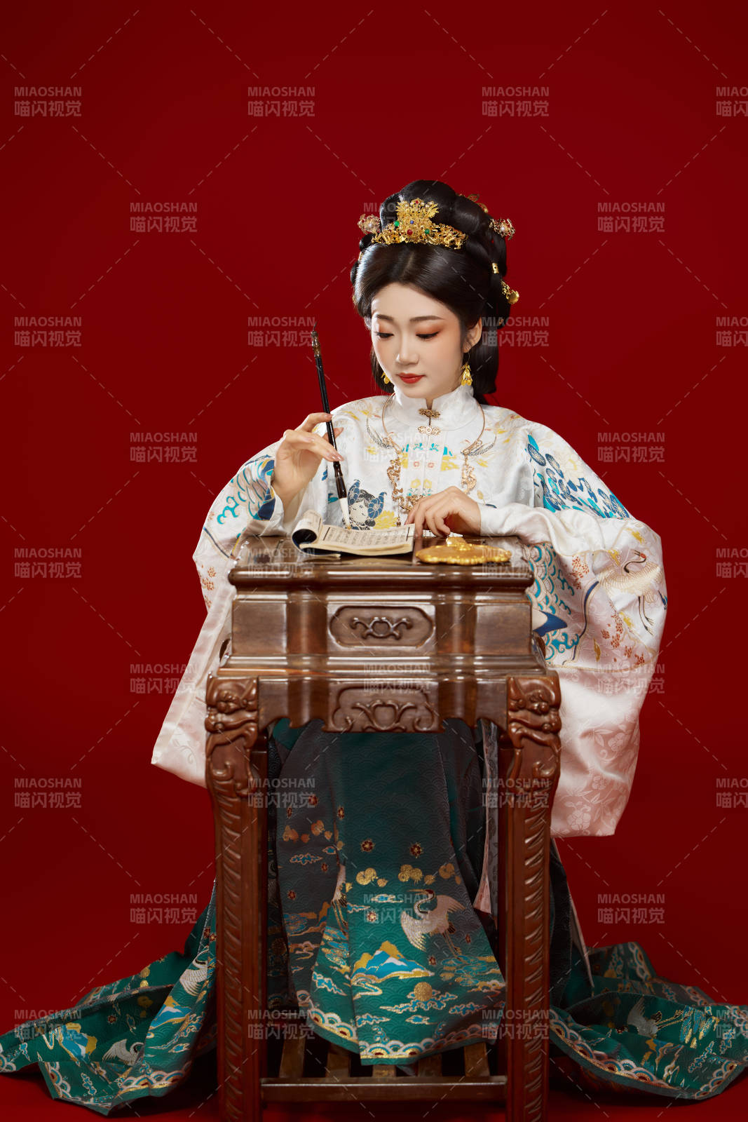 红色背景下穿着中国明朝明制汉服服饰的少女图片