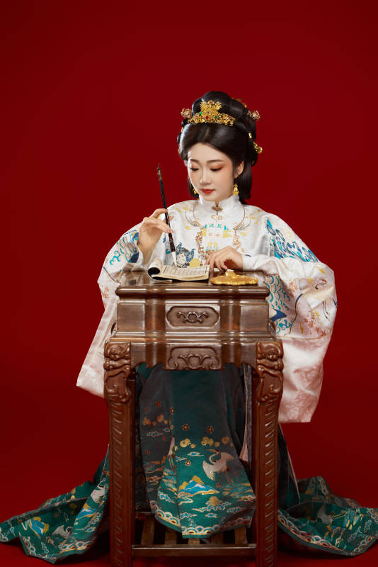 红色背景下穿着中国明朝明制汉服服饰的少女图片