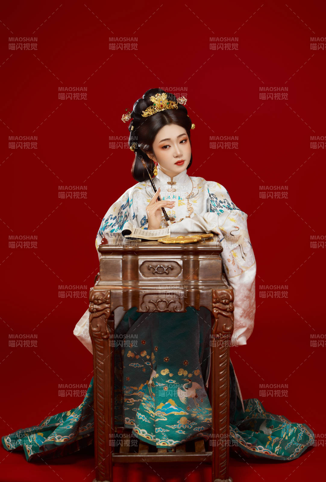 红色背景下穿着中国明朝明制汉服服饰的少女图片