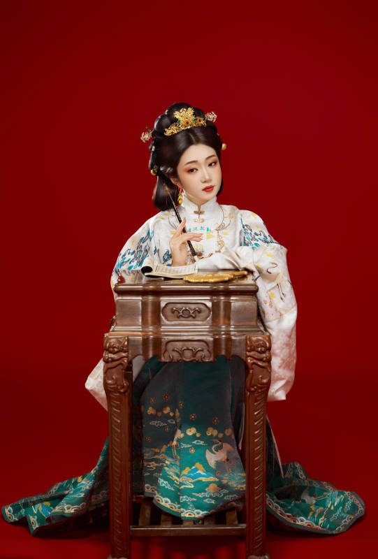 红色背景下穿着中国明朝明制汉服服饰的少女图片