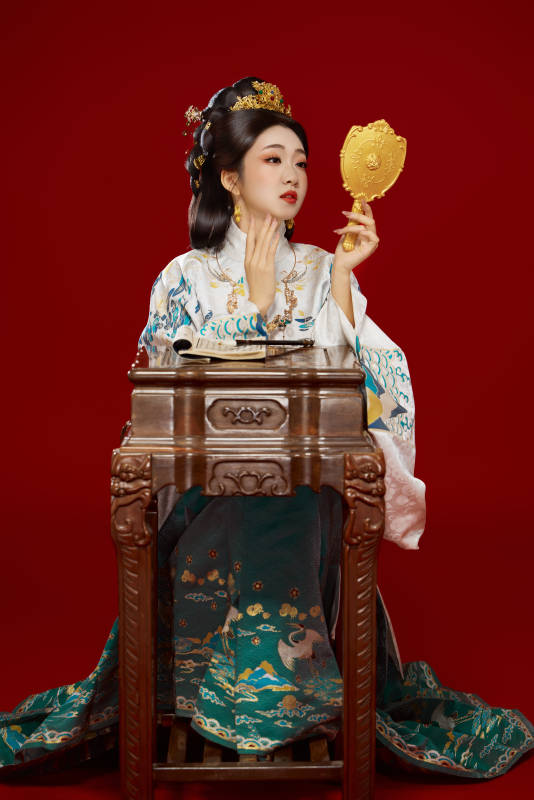 红色背景下穿着中国明朝明制汉服服饰的少女图片