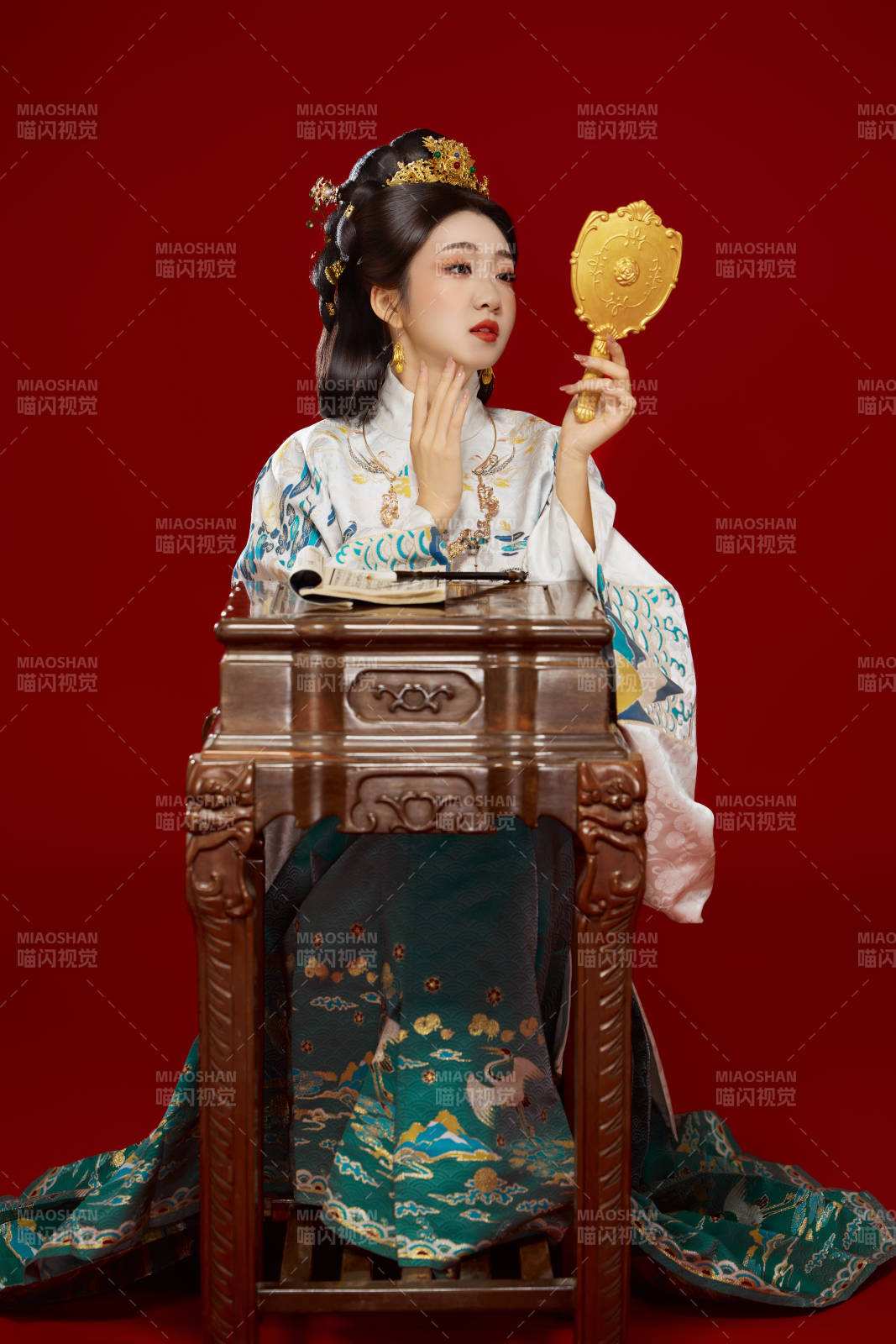 红色背景下穿着中国明朝明制汉服服饰的少女图片