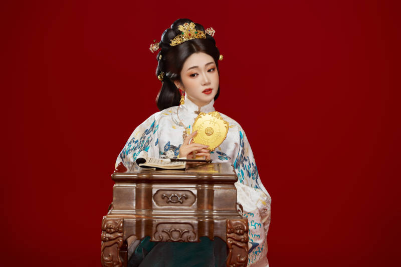 红色背景下穿着中国明朝明制汉服服饰的少女图片