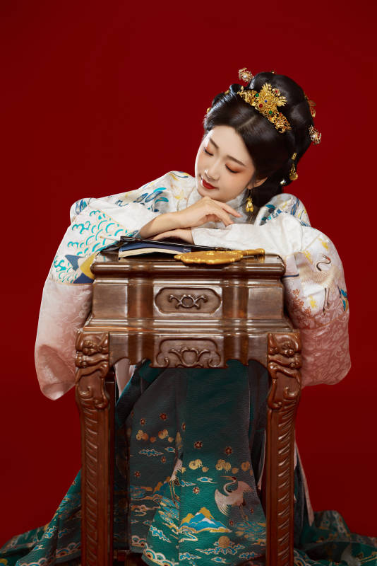 红色背景下穿着中国明朝明制汉服服饰的少女图片