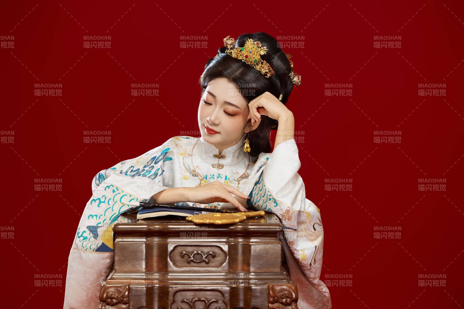 红色背景下穿着中国明朝明制汉服服饰的少女图片