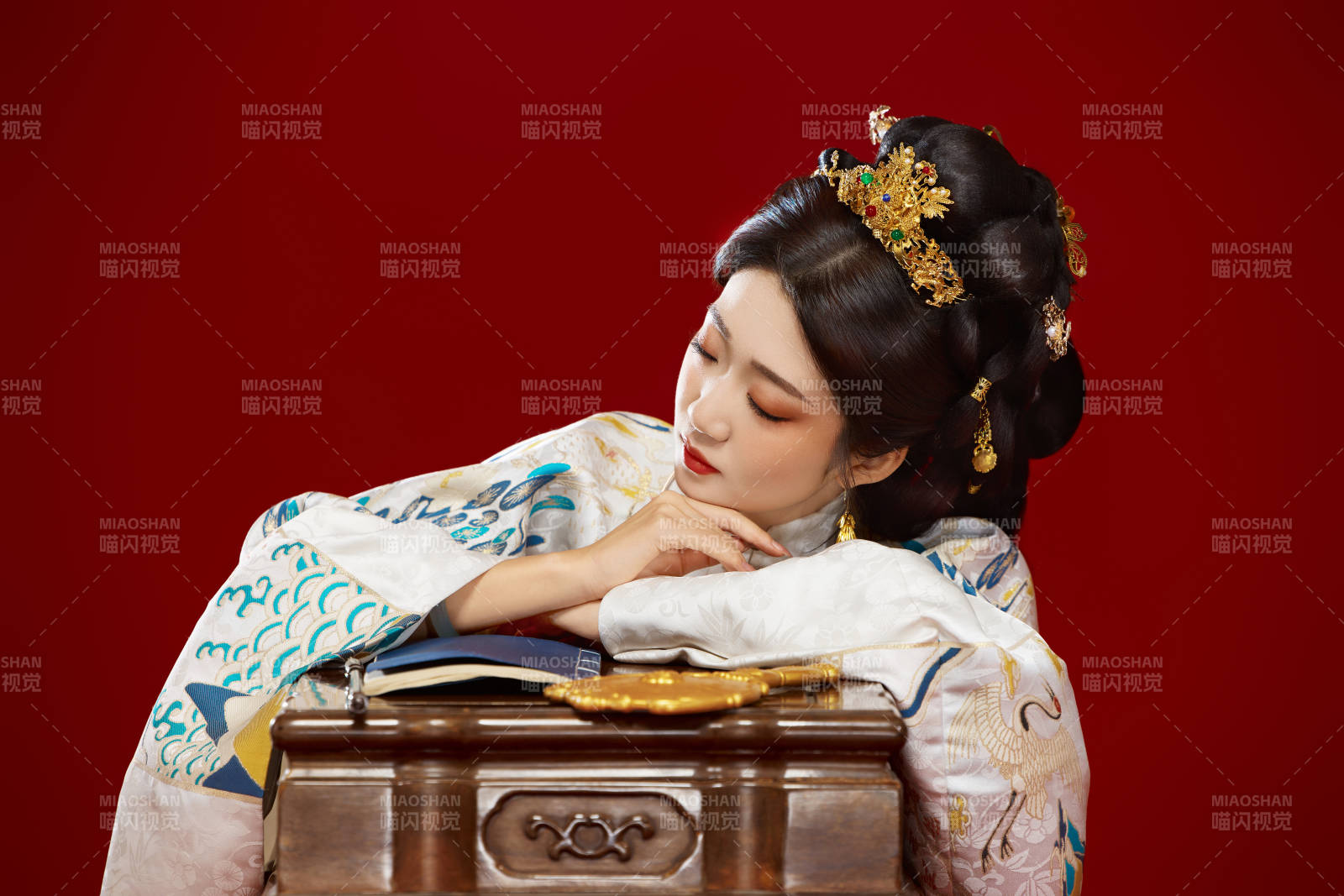 红色背景下穿着中国明朝明制汉服服饰的少女图片