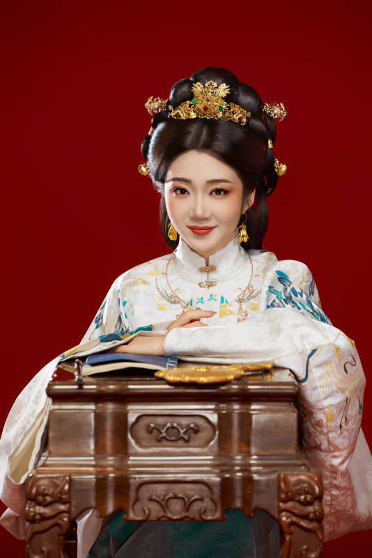 红色背景下穿着中国明朝明制汉服服饰的少女图片