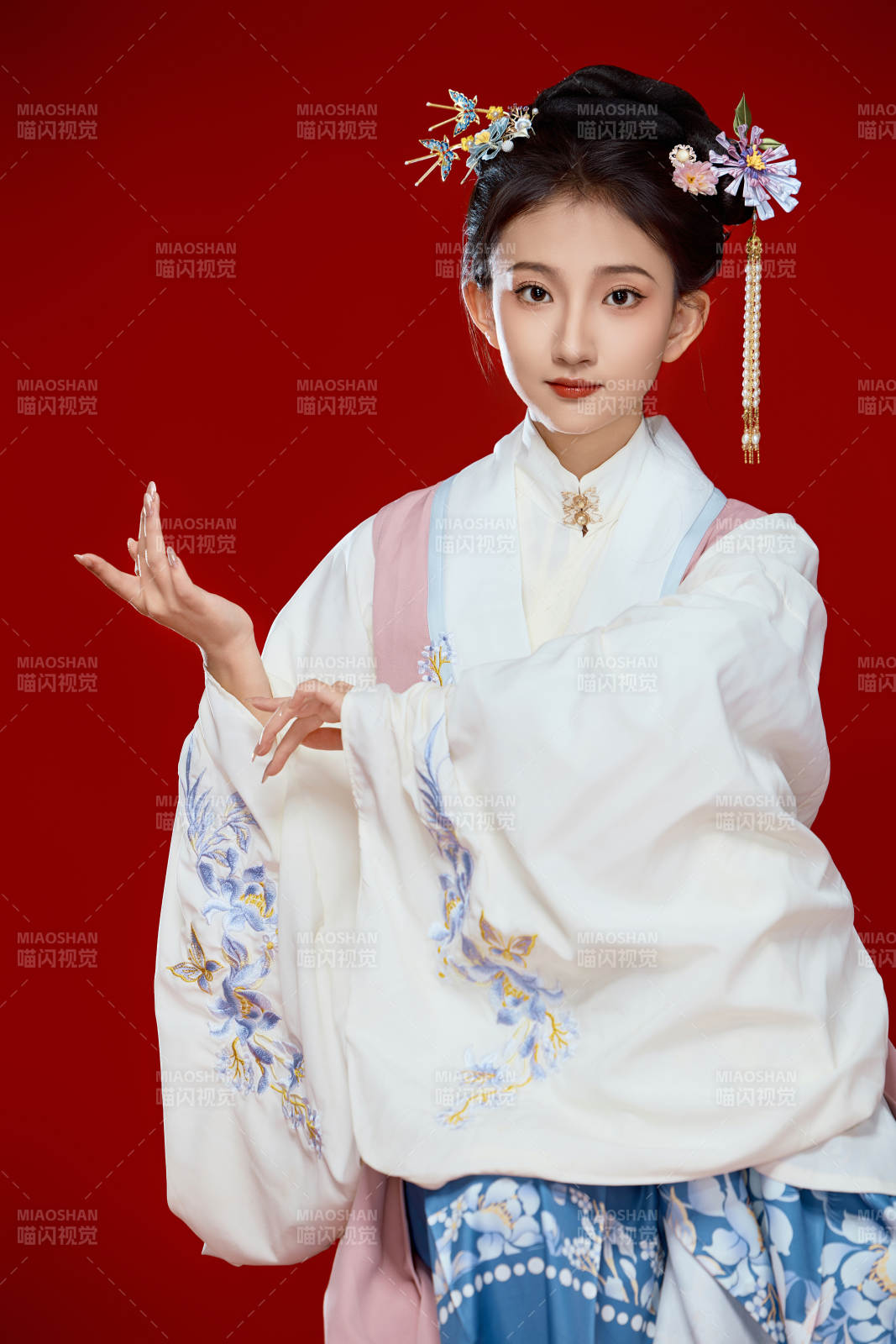 红色背景下穿着中国明朝明制汉服服饰的少女图片