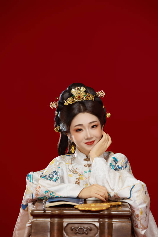 红色背景下穿着中国明朝明制汉服服饰的少女图片