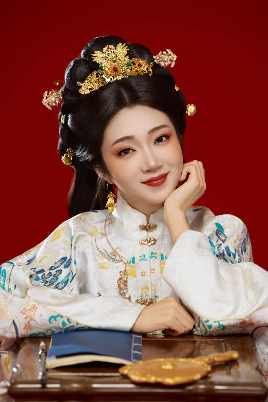 红色背景下穿着中国明朝明制汉服服饰的少女图片