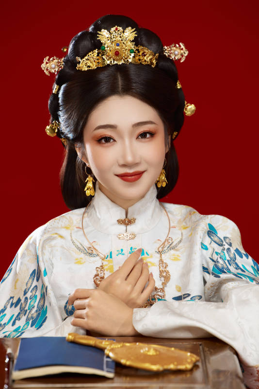 红色背景下穿着中国明朝明制汉服服饰的少女图片