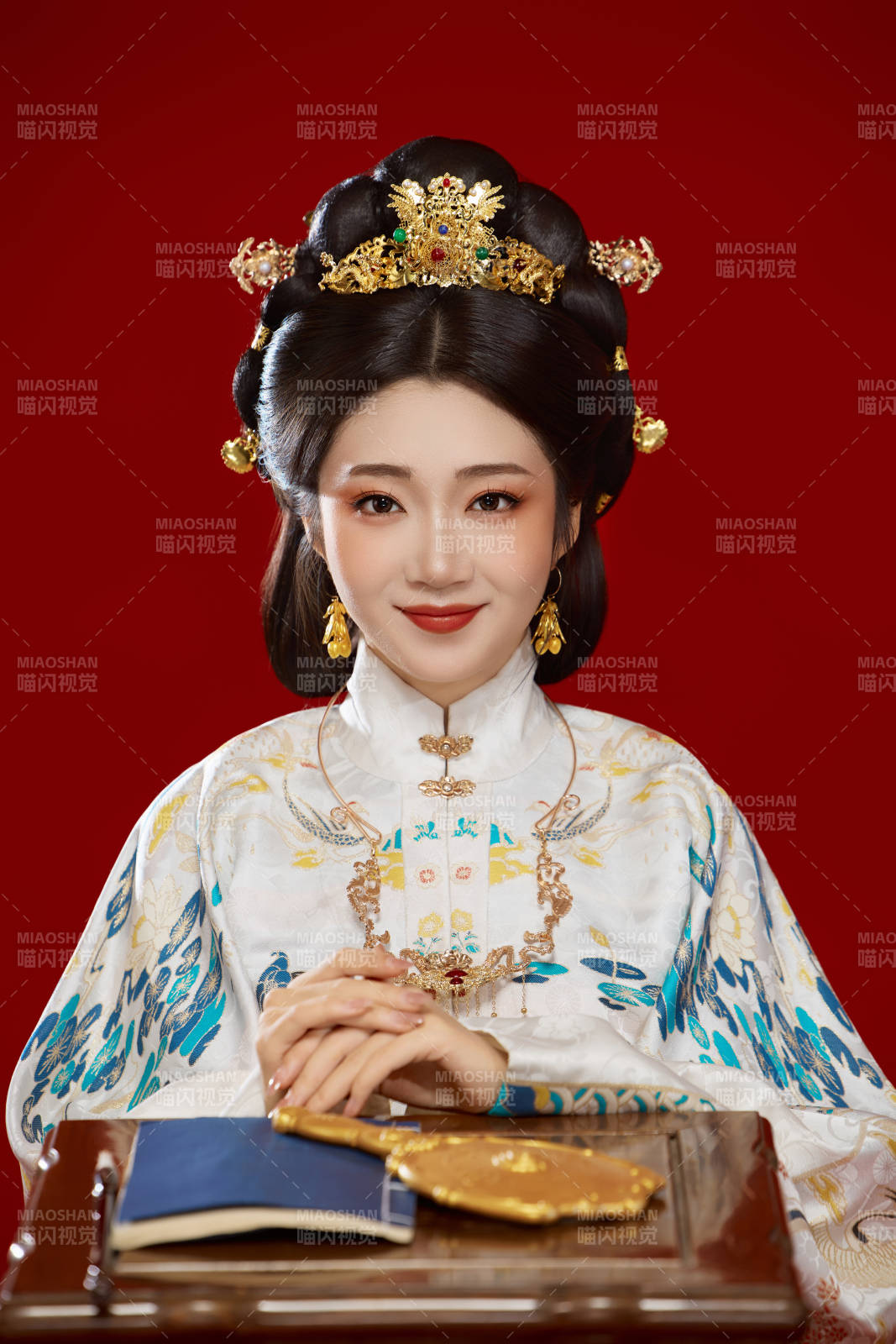 红色背景下穿着中国明朝明制汉服服饰的少女图片