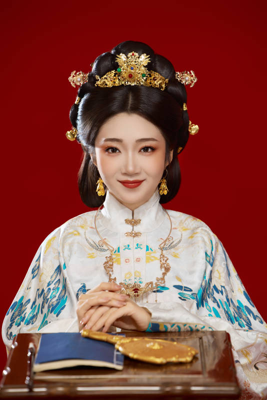 红色背景下穿着中国明朝明制汉服服饰的少女图片