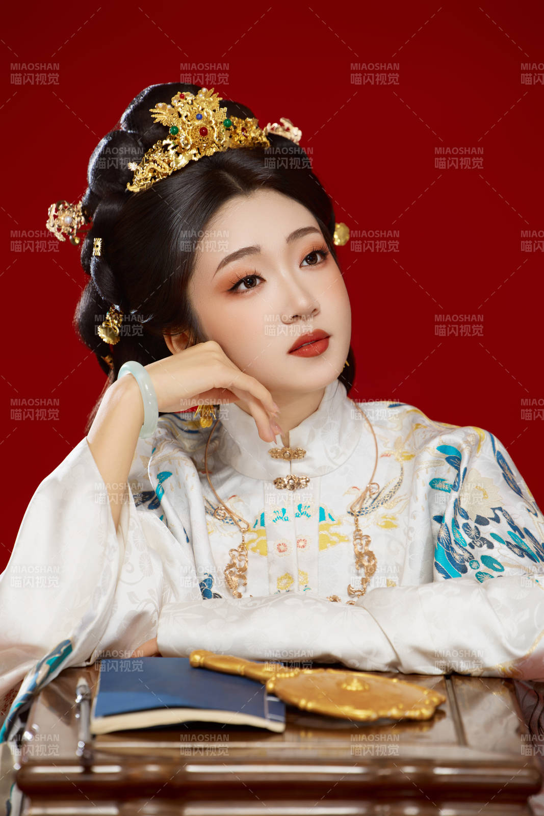 红色背景下穿着中国明朝明制汉服服饰的少女图片