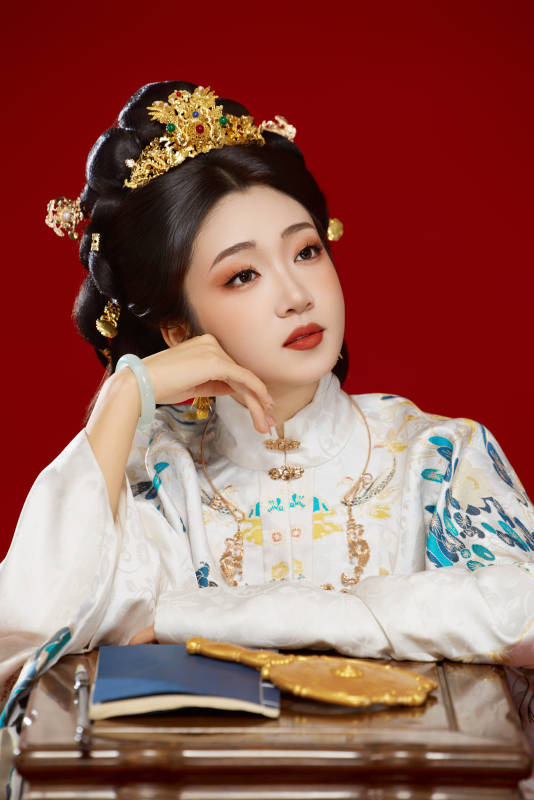 红色背景下穿着中国明朝明制汉服服饰的少女图片