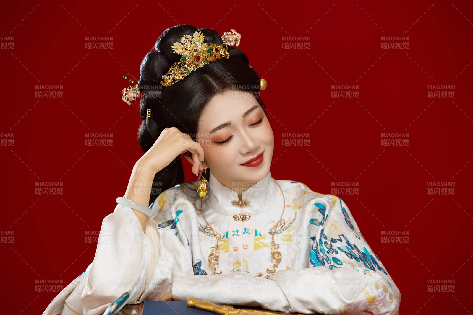 红色背景下穿着中国明朝明制汉服服饰的少女图片