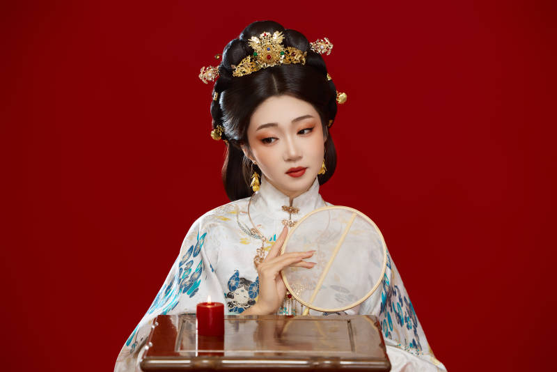 红色背景下穿着中国明朝明制汉服服饰的少女图片