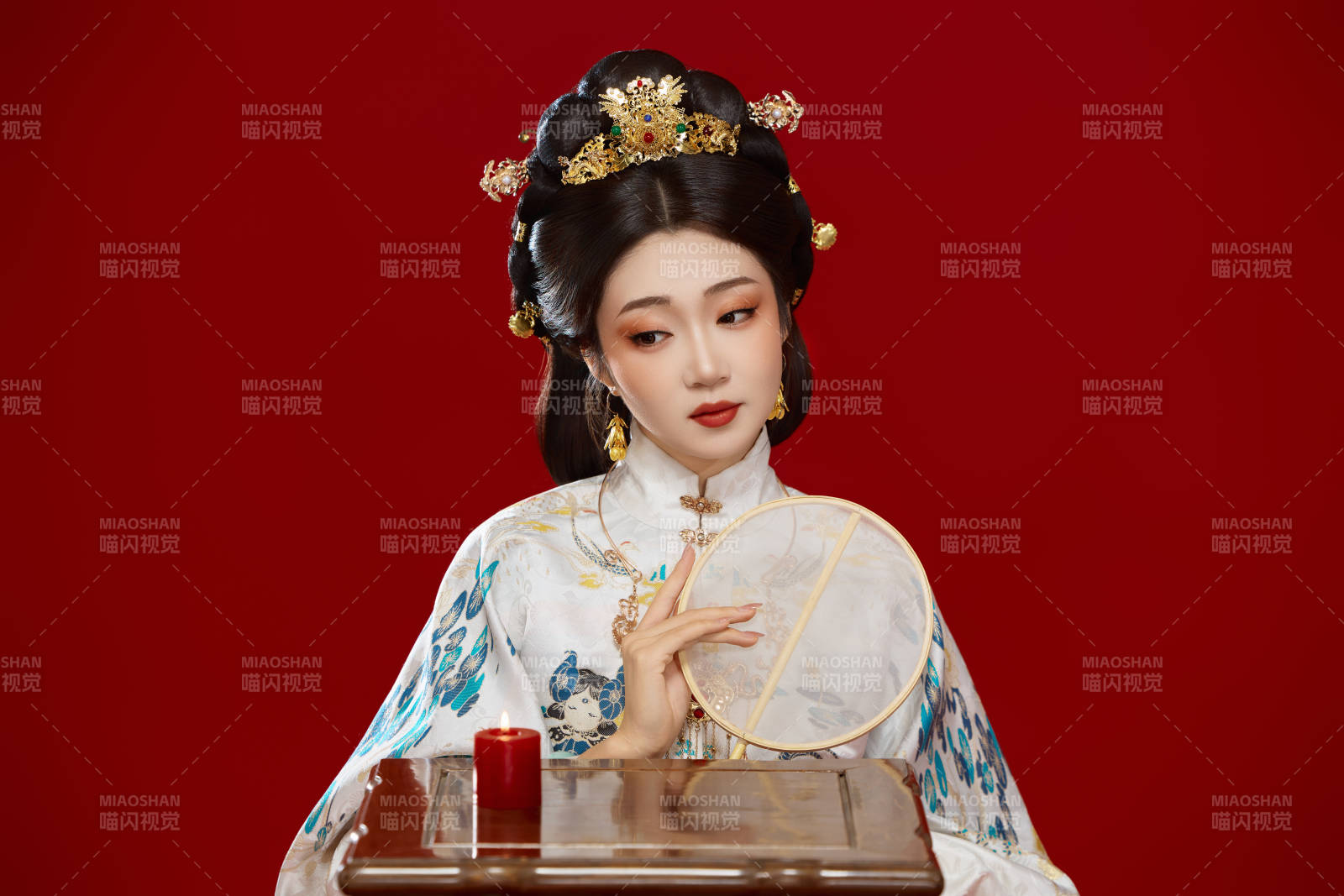 红色背景下穿着中国明朝明制汉服服饰的少女图片