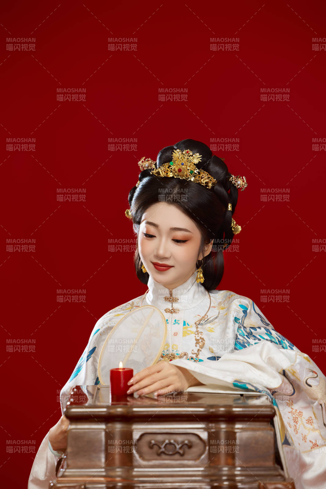 红色背景下穿着中国明朝明制汉服服饰的少女图片