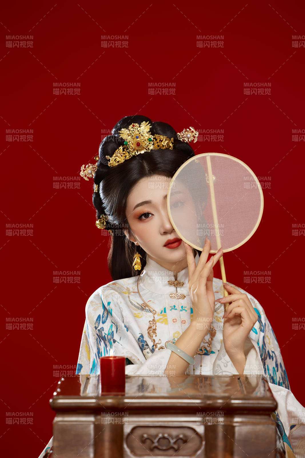 红色背景下穿着中国明朝明制汉服服饰的少女图片