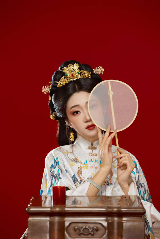 红色背景下穿着中国明朝明制汉服服饰的少女图片