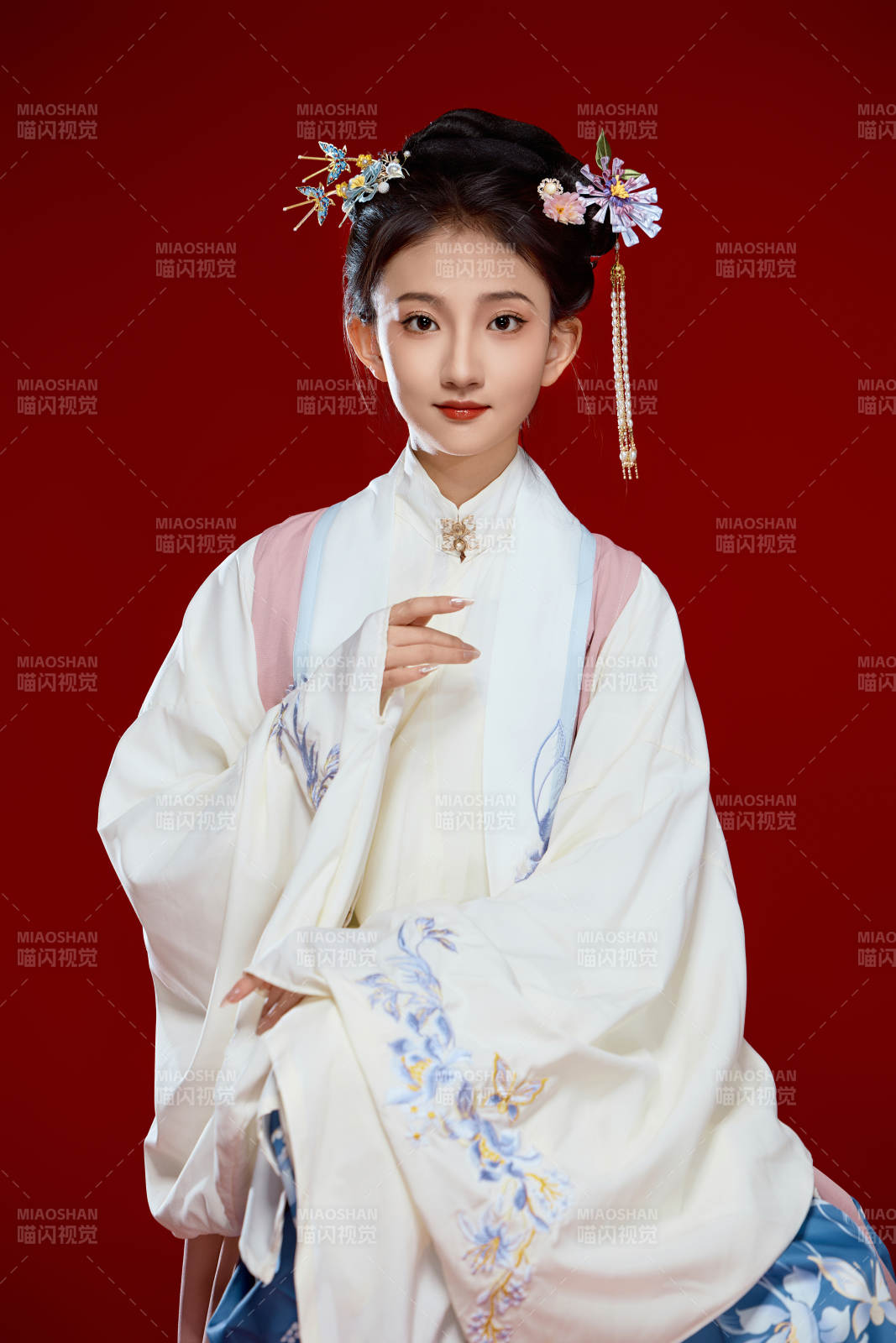 红色背景下穿着中国明朝明制汉服服饰的少女图片