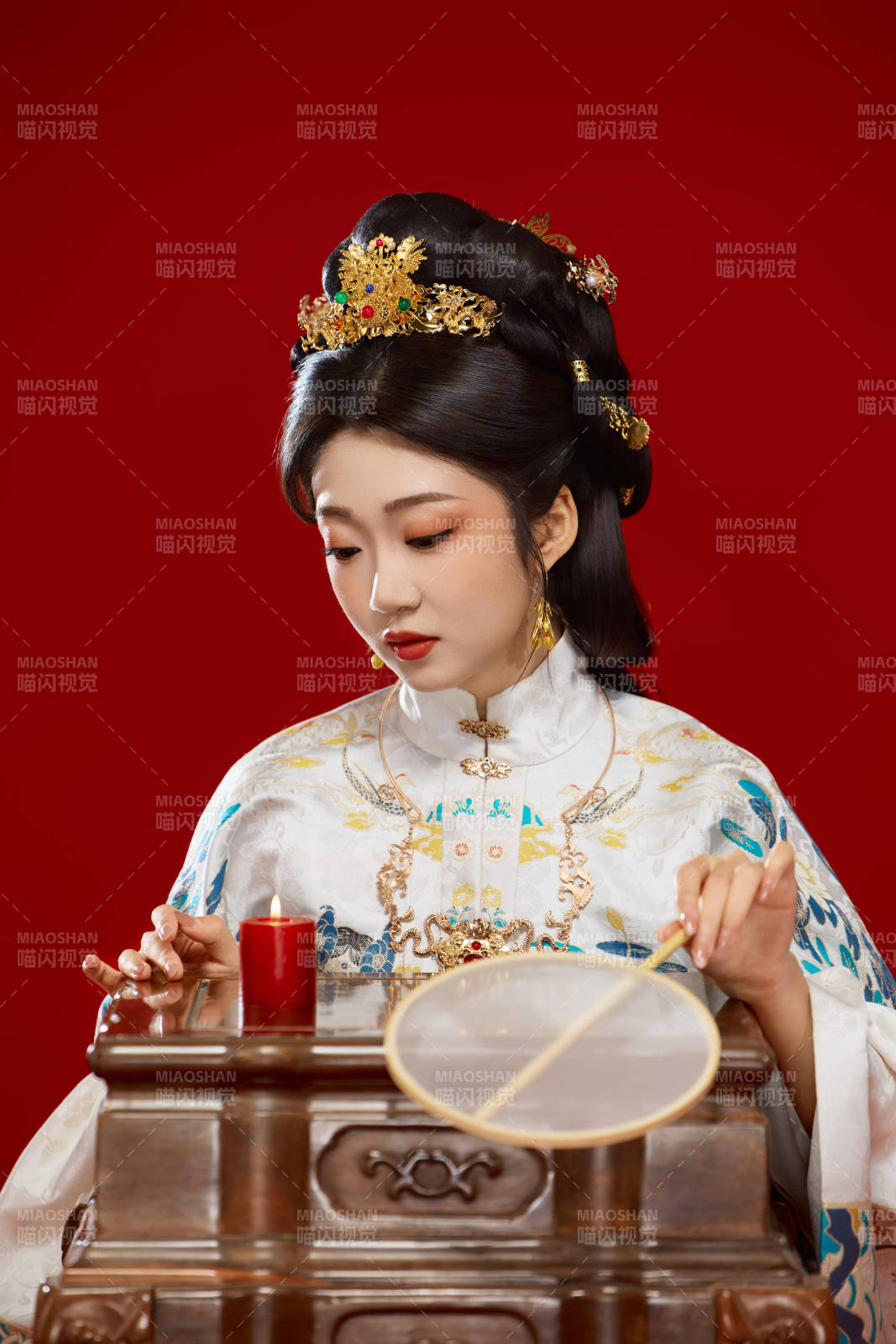 红色背景下穿着中国明朝明制汉服服饰的少女图片