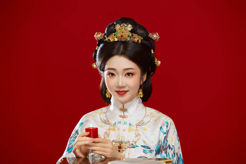 红色背景下穿着中国明朝明制汉服服饰的少女图片