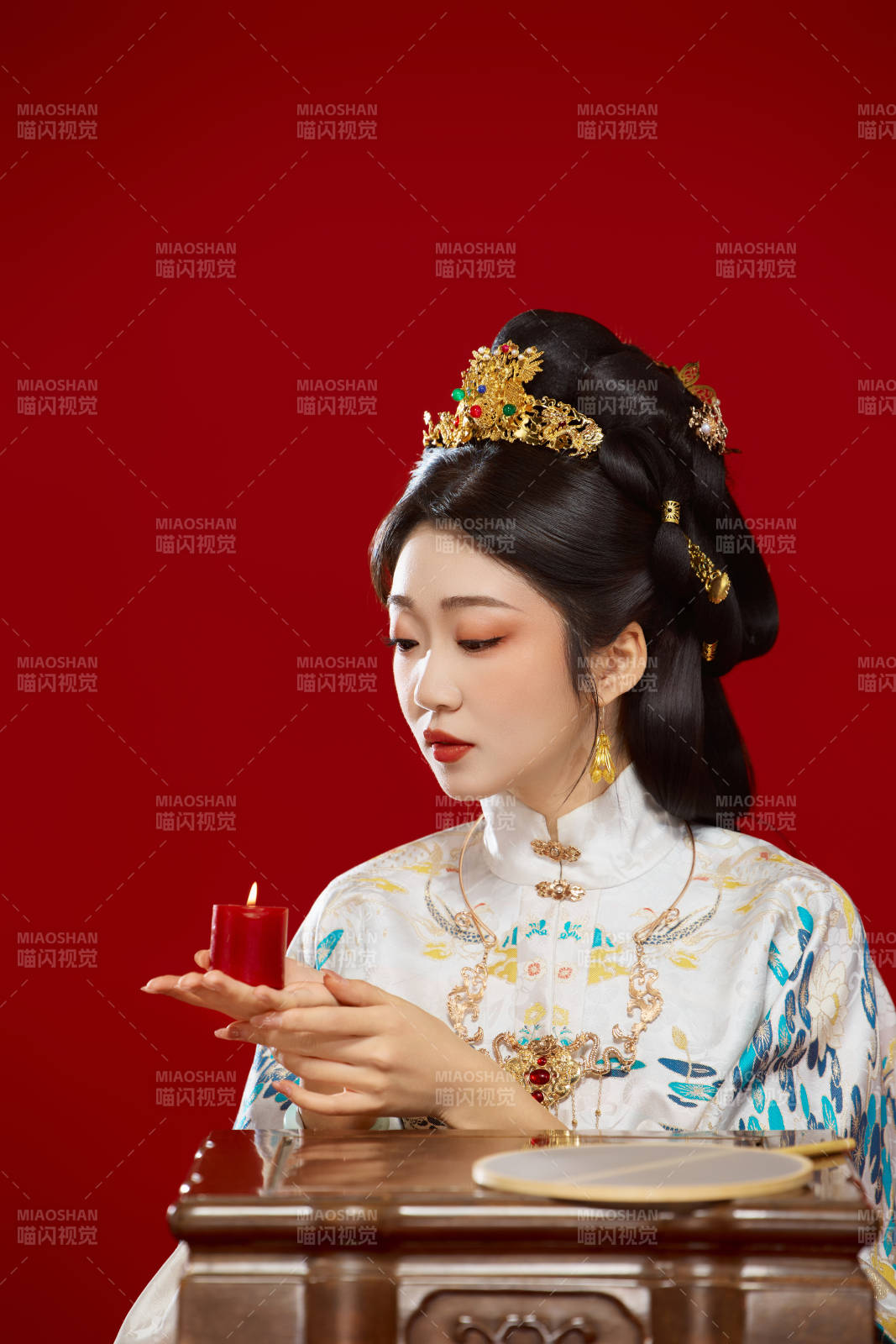 红色背景下穿着中国明朝明制汉服服饰的少女图片