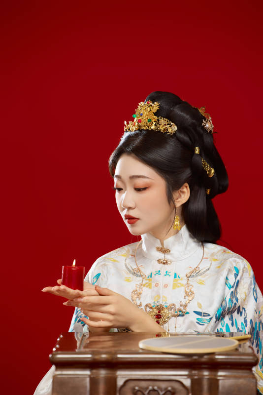 红色背景下穿着中国明朝明制汉服服饰的少女图片