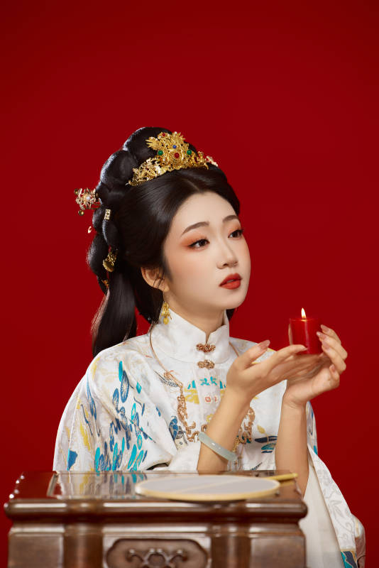 红色背景下穿着中国明朝明制汉服服饰的少女图片