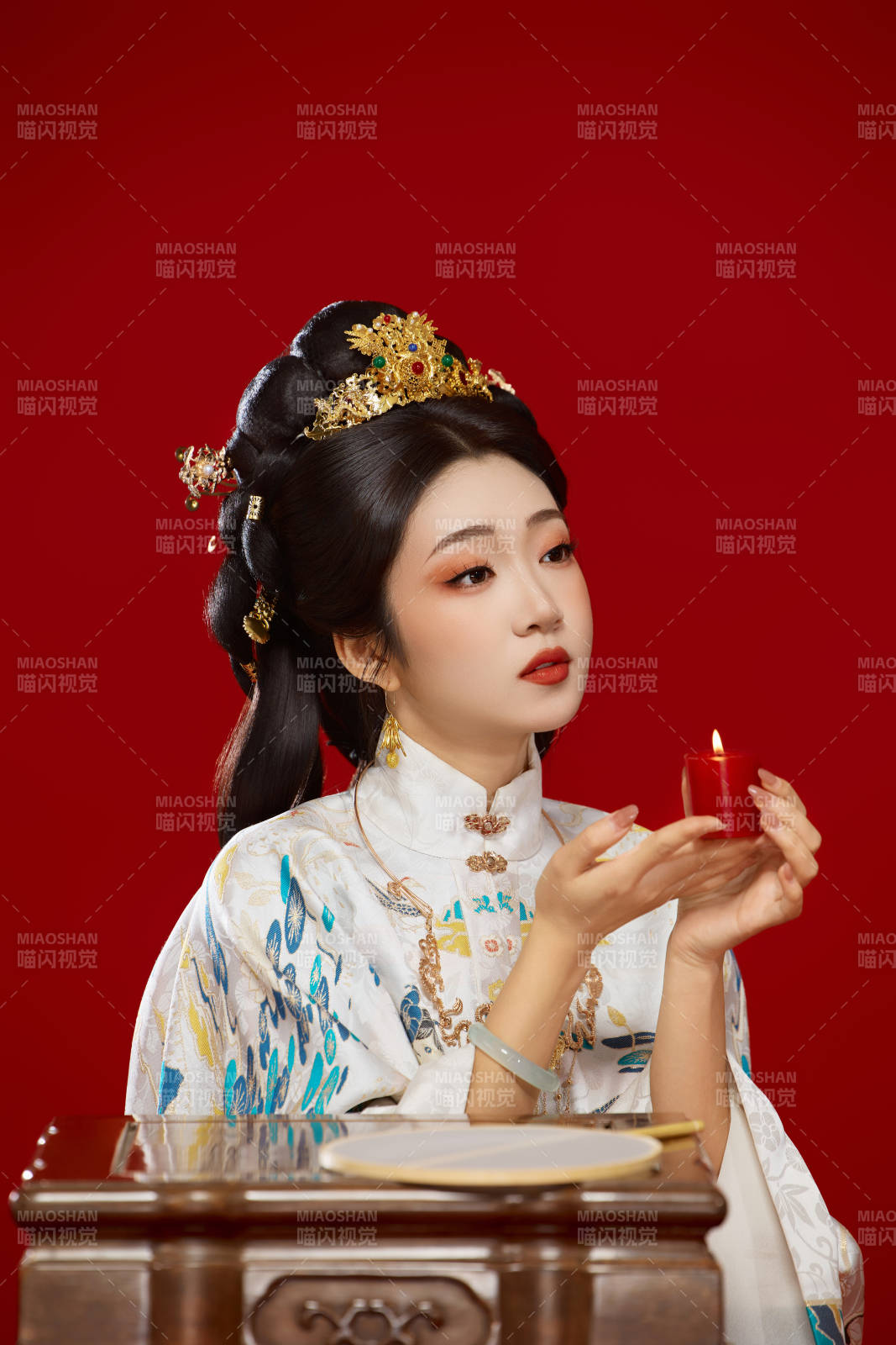 红色背景下穿着中国明朝明制汉服服饰的少女图片