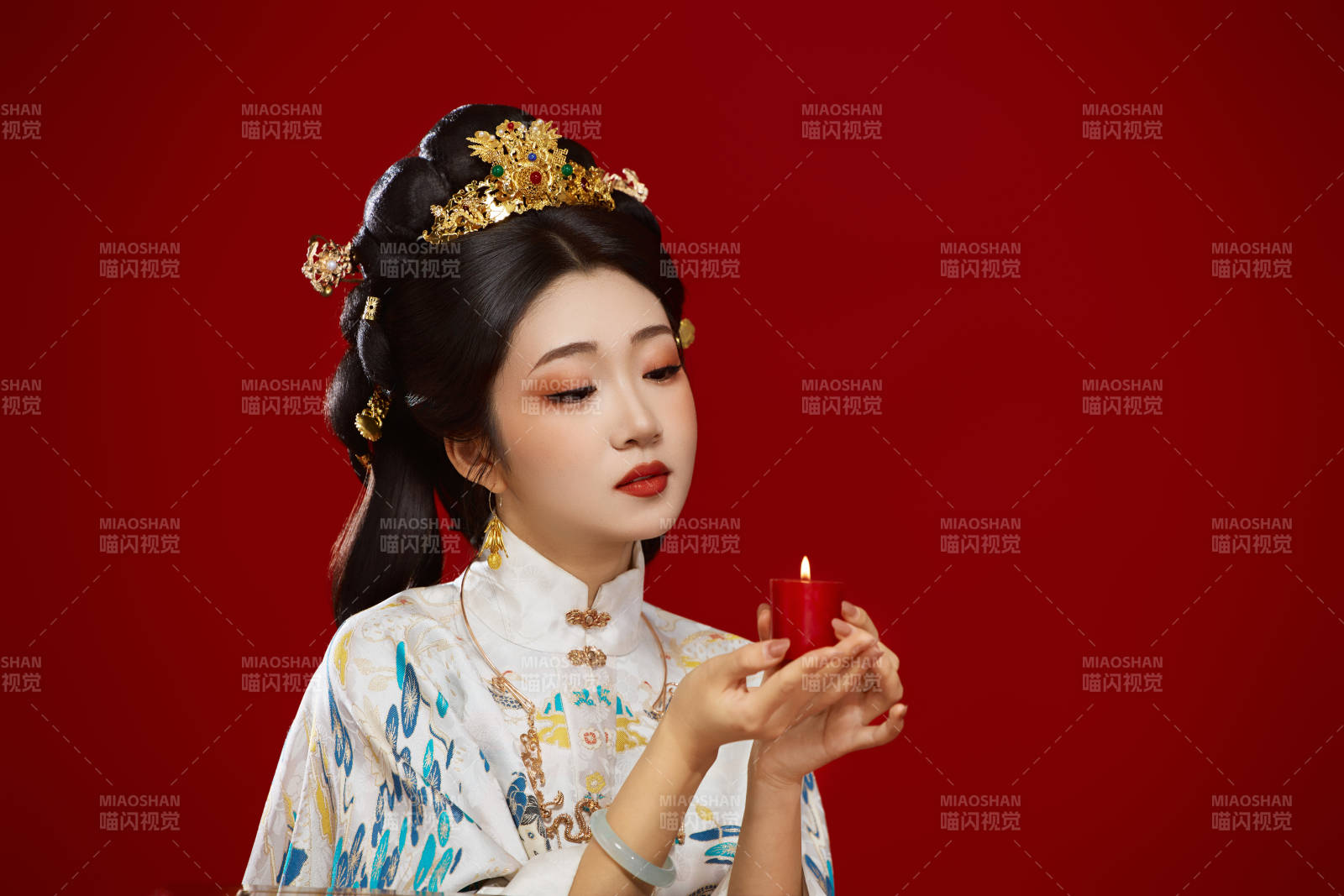 红色背景下穿着中国明朝明制汉服服饰的少女图片