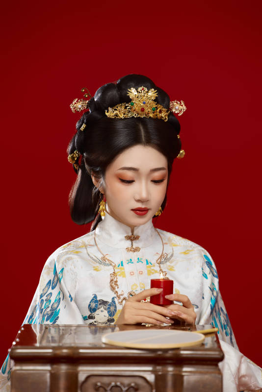 红色背景下穿着中国明朝明制汉服服饰的少女图片