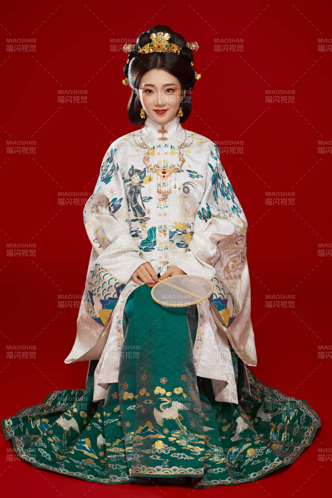 红色背景下穿着中国明朝明制汉服服饰的少女图片