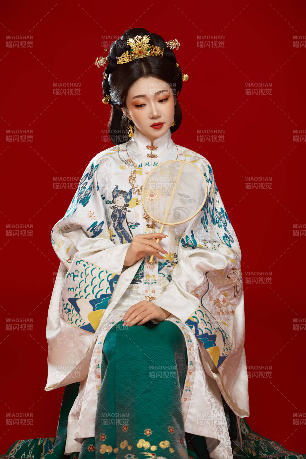 红色背景下穿着中国明朝明制汉服服饰的少女图片