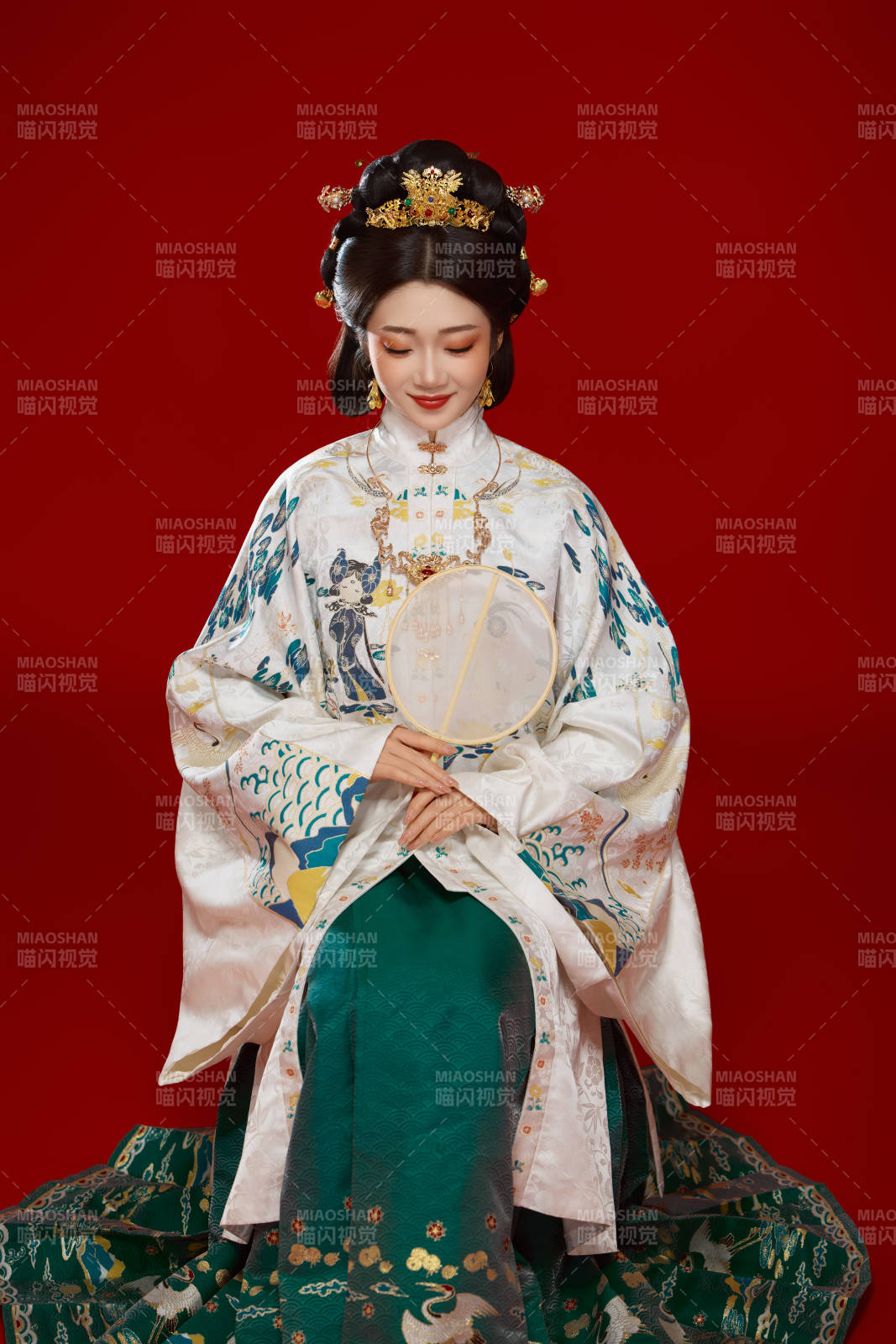 红色背景下穿着中国明朝明制汉服服饰的少女图片