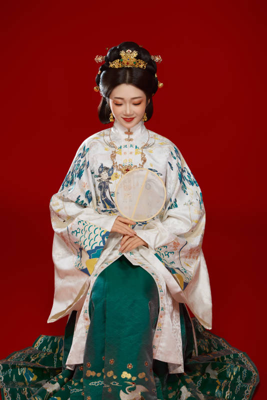 红色背景下穿着中国明朝明制汉服服饰的少女图片