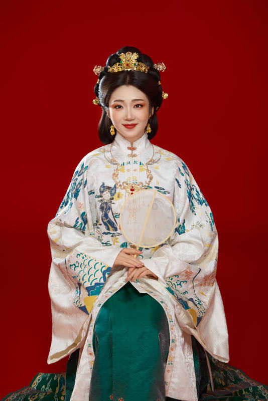 红色背景下穿着中国明朝明制汉服服饰的少女图片