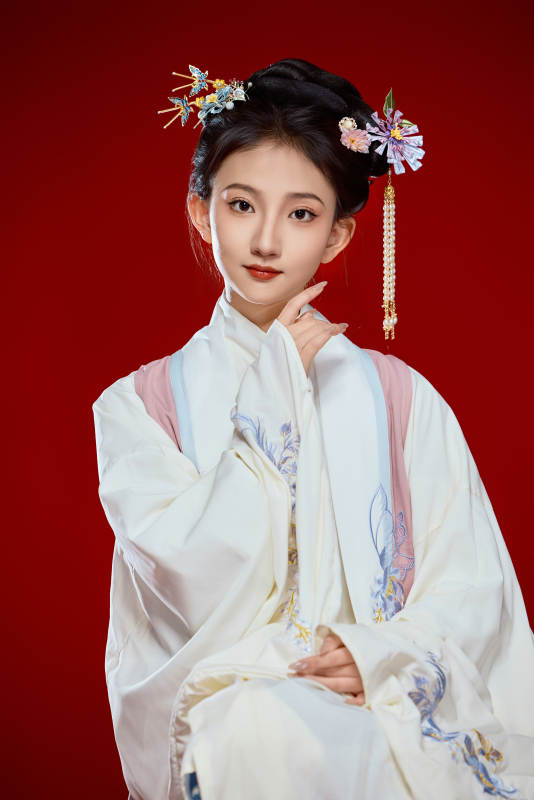 红色背景下穿着中国明朝明制汉服服饰的少女图片
